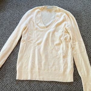 White cashmere Everlane V-neck sweater